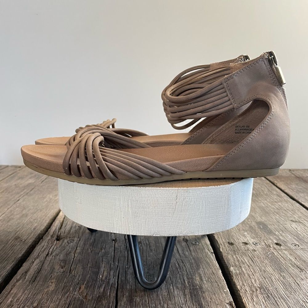 Adam Tucker by Me Too Strappy Skylar Sandals Size 9M EUC
